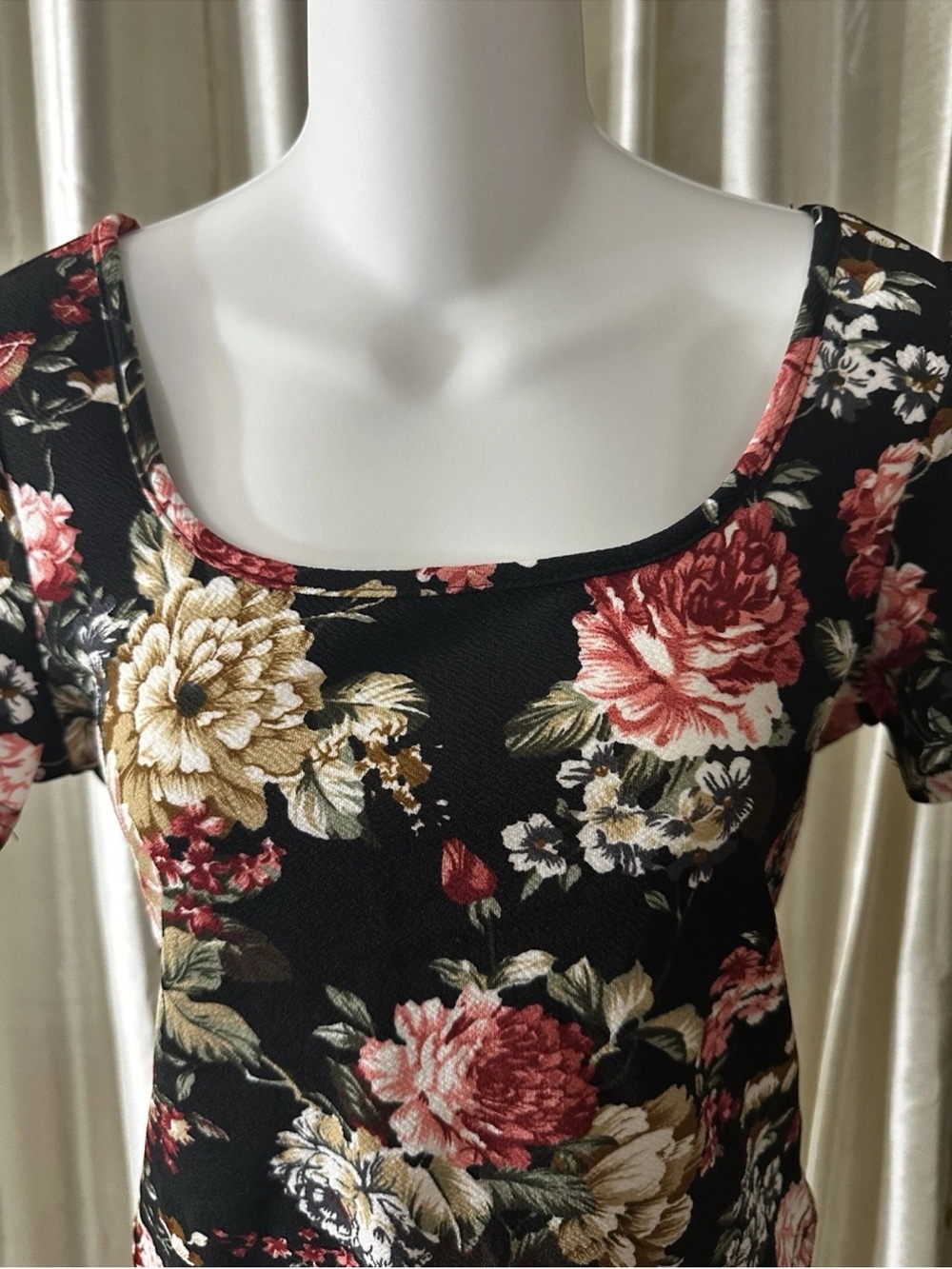 SHEIN Black Short Sleeve Scoop Neck Floral Top with Pink & Cream Blooms